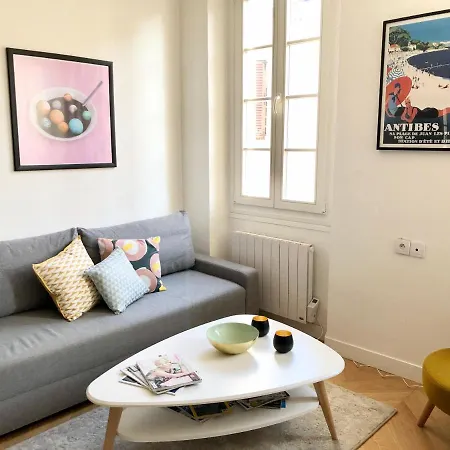 Charming And Modernly Designed 2 Bedroom - Old Town Apartment